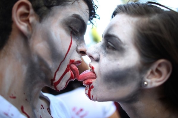 
	
	Hai người hóa trang thành ma cà rồng hôn nhau trước khi ngày hội "Zombie Walk" trên suốt bãi biển Copacabana trong lễ hội Day of the Dead diễn ra vào ngày 02/11/2013.